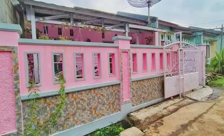 pagar rumah mewah warna pink